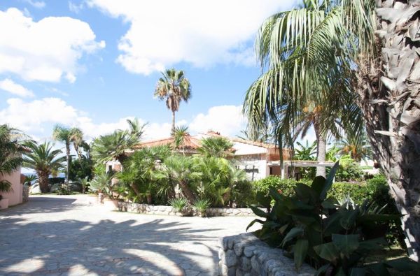 KALABRIJA.Ciao Bella! Atraskite kitokią Italiją. Piečiausioje dalyje - įspūdingos uolos, žydri ir ypatingai švarūs paplūdimiai. Skrydis, 7n. 4* viešbutyje VILLAGGIO CALA DI VOLPE su pusryčiais ir vakarienėmis!