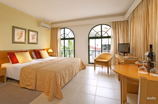 Kanisas. Įsimintinos atostogos MADEIROJE. Skrydis, 7n. viešbutyje ROCAMAR & ROYAL ORCHID 4*, įsikūrusiame įspūdingoje vietoje ant uolos, su pusryčiais ir vakarienėmis - nuo 609 €!