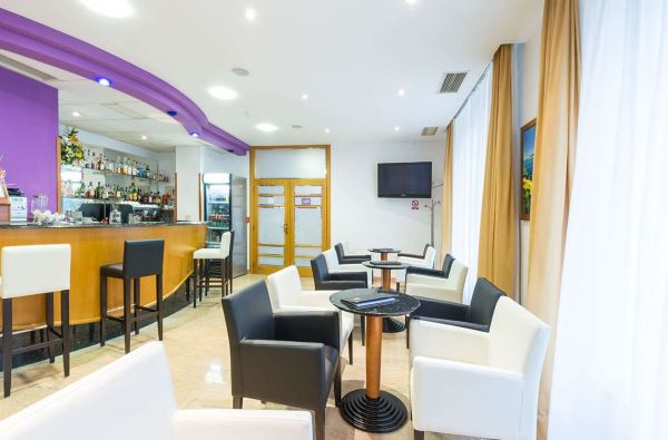 KROATIJA. Poilsis prie skaidrios Adrijos jūros. Skrydis, 7n. puikiame viešbutyje KOMODOR  3* su „pusryčiais“ – 645 €!