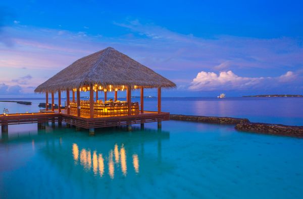 Romantiškos atostogos Maldyvuose! Skrydis, pervežimas ir 7 n. viešbutyje KURUMBA MALDIVES 5* su pusryčiais ir vakarienėmis