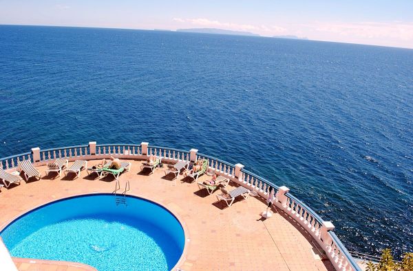 Kanisas. Įsimintinos atostogos MADEIROJE. Skrydis, 7n. viešbutyje ROCAMAR & ROYAL ORCHID 4*, įsikūrusiame įspūdingoje vietoje ant uolos, su pusryčiais ir vakarienėmis - nuo 609 €!