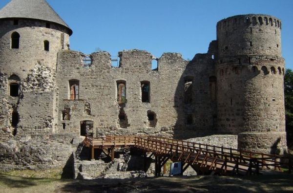 GRŪDA. Latvija: legendinės pilys ir rūmai