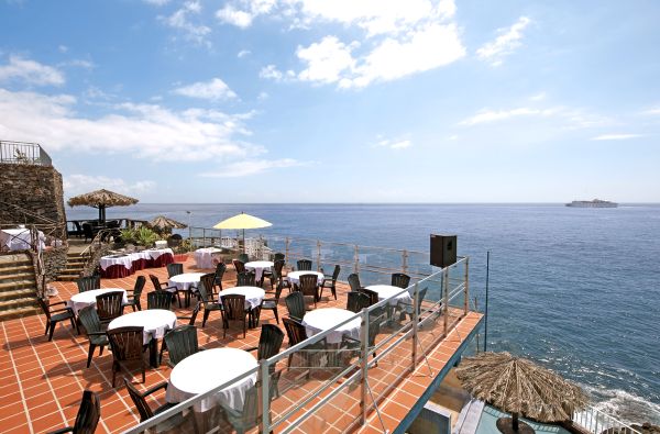 Kanisas. Įsimintinos atostogos MADEIROJE. Skrydis, 7n. viešbutyje ROCAMAR & ROYAL ORCHID 4*, įsikūrusiame įspūdingoje vietoje ant uolos, su pusryčiais ir vakarienėmis - nuo 609 €!