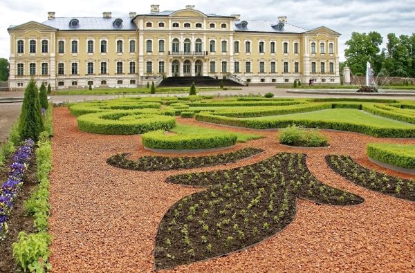 GRŪDA. Latvija: legendinės pilys ir rūmai