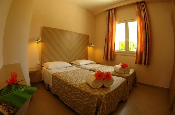 KALABRIJA.Ciao Bella! Atraskite kitokią Italiją. Piečiausioje dalyje - įspūdingos uolos, žydri ir ypatingai švarūs paplūdimiai. Skrydis, 7n. 4* viešbutyje VILLAGGIO CALA DI VOLPE su pusryčiais ir vakarienėmis!