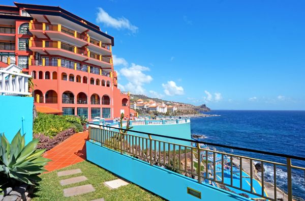 Kanisas. Įsimintinos atostogos MADEIROJE. Skrydis, 7n. viešbutyje ROCAMAR & ROYAL ORCHID 4*, įsikūrusiame įspūdingoje vietoje ant uolos, su pusryčiais ir vakarienėmis - nuo 609 €!