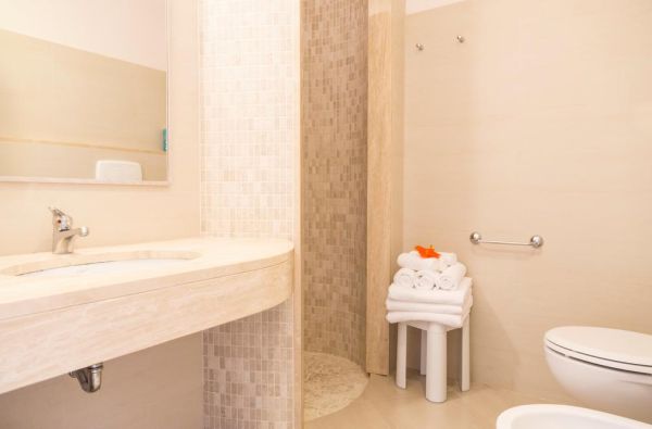 KALABRIJA.Ciao Bella! Atraskite kitokią Italiją. Piečiausioje dalyje - įspūdingos uolos, žydri ir ypatingai švarūs paplūdimiai. Skrydis, 7n. 4* viešbutyje VILLAGGIO CALA DI VOLPE su pusryčiais ir vakarienėmis!