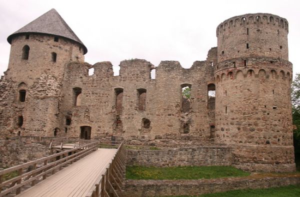 GRŪDA. Latvija: legendinės pilys ir rūmai