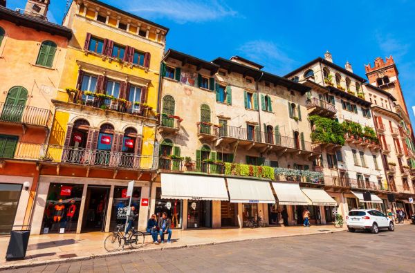 Italija. Spalvingoji turgaus aikštė.