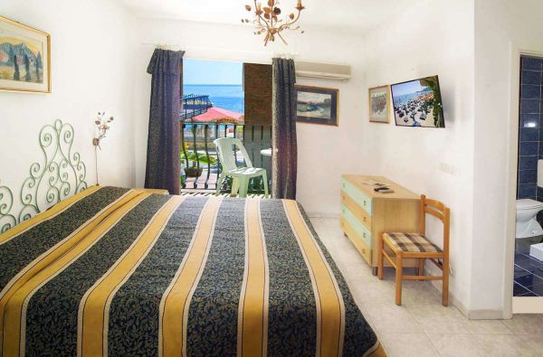 SICILIJA. Nepamirštamos atostogos tradiciniame sicilietiškame 3* viešbutyje šalia paplūdimio DA PEPPE. Skrydis, 7 nakvynės viešbutyje su pusryčiais arba pusryčiais ir vakarienėmis! Relaksas!