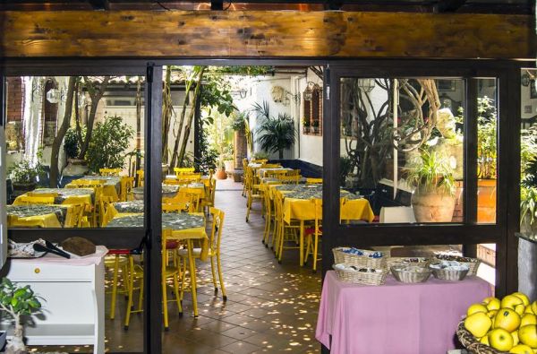 SICILIJA. Nepamirštamos atostogos tradiciniame sicilietiškame 3* viešbutyje šalia paplūdimio DA PEPPE. Skrydis, 7 nakvynės viešbutyje su pusryčiais arba pusryčiais ir vakarienėmis! Relaksas!