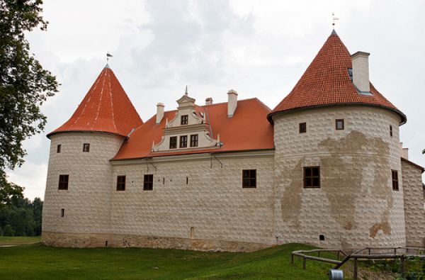 GRŪDA. Latvija: legendinės pilys ir rūmai