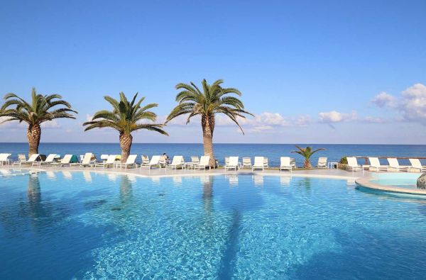 KALABRIJA.Ciao Bella! Atraskite kitokią Italiją. Piečiausioje dalyje - įspūdingos uolos, žydri ir ypatingai švarūs paplūdimiai. Skrydis, 7n. 4* viešbutyje VILLAGGIO CALA DI VOLPE su pusryčiais ir vakarienėmis!