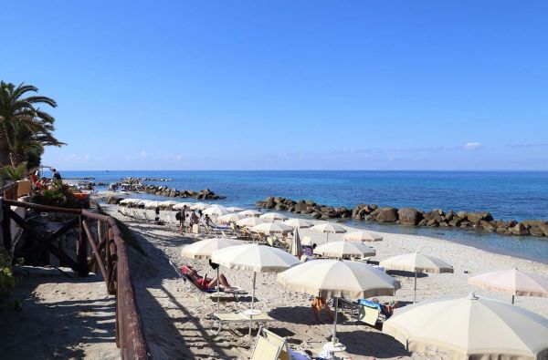 KALABRIJA.Ciao Bella! Atraskite kitokią Italiją. Piečiausioje dalyje - įspūdingos uolos, žydri ir ypatingai švarūs paplūdimiai. Skrydis, 7n. 4* viešbutyje VILLAGGIO CALA DI VOLPE su pusryčiais ir vakarienėmis!