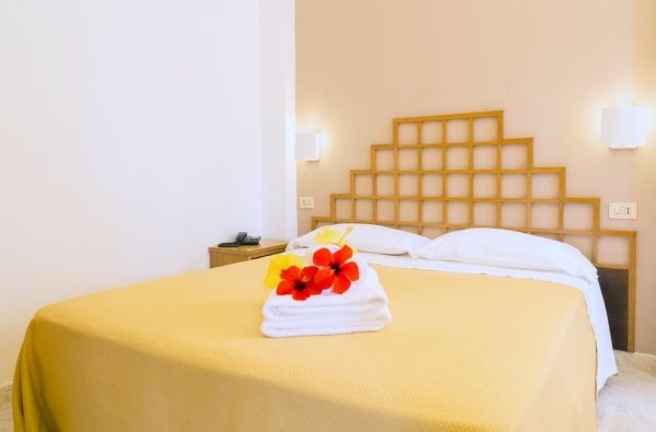 KALABRIJA.Ciao Bella! Atraskite kitokią Italiją. Piečiausioje dalyje - įspūdingos uolos, žydri ir ypatingai švarūs paplūdimiai. Skrydis, 7n. 4* viešbutyje VILLAGGIO CALA DI VOLPE su pusryčiais ir vakarienėmis!