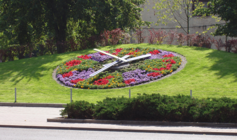 Latvija. Gėlių laikrodis.