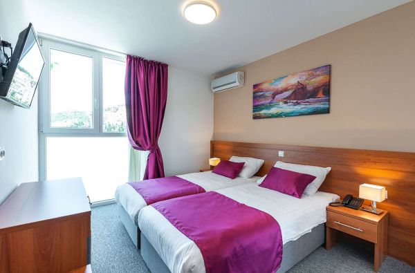 KROATIJA. Poilsis prie skaidrios Adrijos jūros. Skrydis, 7n. puikiame viešbutyje KOMODOR  3* su „pusryčiais“ – 645 €!