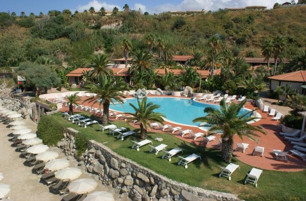 KALABRIJA.Ciao Bella! Atraskite kitokią Italiją. Piečiausioje dalyje - įspūdingos uolos, žydri ir ypatingai švarūs paplūdimiai. Skrydis, 7n. 4* viešbutyje VILLAGGIO CALA DI VOLPE su pusryčiais ir vakarienėmis!