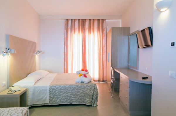 KALABRIJA.Ciao Bella! Atraskite kitokią Italiją. Piečiausioje dalyje - įspūdingos uolos, žydri ir ypatingai švarūs paplūdimiai. Skrydis, 7n. 4* viešbutyje VILLAGGIO CALA DI VOLPE su pusryčiais ir vakarienėmis!