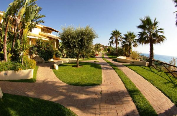 KALABRIJA.Ciao Bella! Atraskite kitokią Italiją. Piečiausioje dalyje - įspūdingos uolos, žydri ir ypatingai švarūs paplūdimiai. Skrydis, 7n. 4* viešbutyje VILLAGGIO CALA DI VOLPE su pusryčiais ir vakarienėmis!