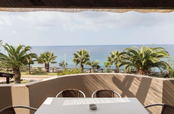 KALABRIJA.Ciao Bella! Atraskite kitokią Italiją. Piečiausioje dalyje - įspūdingos uolos, žydri ir ypatingai švarūs paplūdimiai. Skrydis, 7n. 4* viešbutyje VILLAGGIO CALA DI VOLPE su pusryčiais ir vakarienėmis!