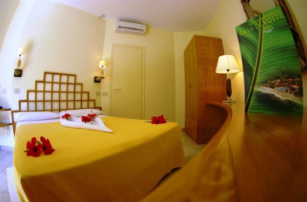 KALABRIJA.Ciao Bella! Atraskite kitokią Italiją. Piečiausioje dalyje - įspūdingos uolos, žydri ir ypatingai švarūs paplūdimiai. Skrydis, 7n. 4* viešbutyje VILLAGGIO CALA DI VOLPE su pusryčiais ir vakarienėmis!