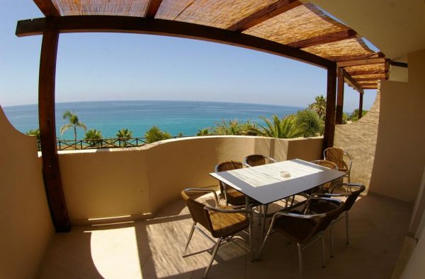 KALABRIJA.Ciao Bella! Atraskite kitokią Italiją. Piečiausioje dalyje - įspūdingos uolos, žydri ir ypatingai švarūs paplūdimiai. Skrydis, 7n. 4* viešbutyje VILLAGGIO CALA DI VOLPE su pusryčiais ir vakarienėmis!