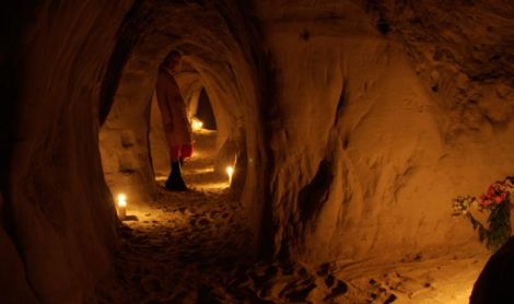 Latvija. Riežupės smėlio urvas.