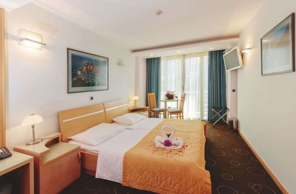 Kokybiškos atostogos JUODKALNIJOJE. Skrydis, 7n. puikiame viešbutyje MONTENEGRO BEACH RESORT 4 * su „pusryčiais“ – 699 €!