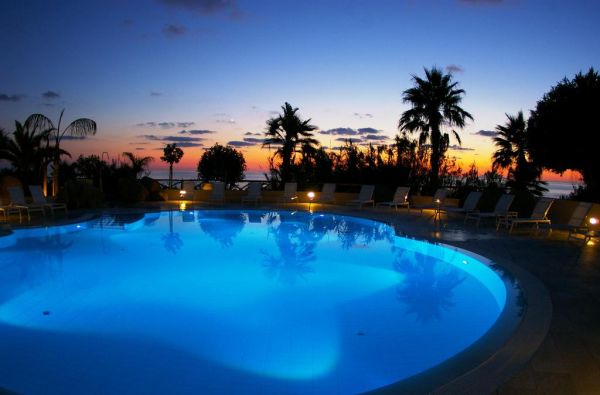 KALABRIJA.Ciao Bella! Atraskite kitokią Italiją. Piečiausioje dalyje - įspūdingos uolos, žydri ir ypatingai švarūs paplūdimiai. Skrydis, 7n. 4* viešbutyje VILLAGGIO CALA DI VOLPE su pusryčiais ir vakarienėmis!