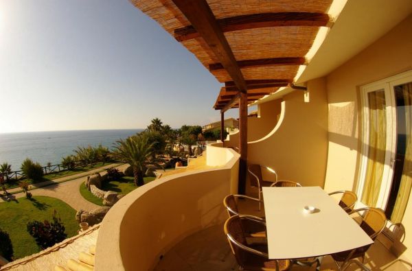 KALABRIJA.Ciao Bella! Atraskite kitokią Italiją. Piečiausioje dalyje - įspūdingos uolos, žydri ir ypatingai švarūs paplūdimiai. Skrydis, 7n. 4* viešbutyje VILLAGGIO CALA DI VOLPE su pusryčiais ir vakarienėmis!