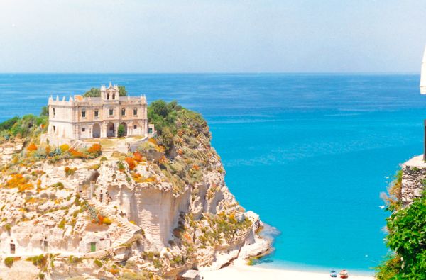 KALABRIJA. Buon Giorno Italija! Atraskite dar netyrinėtą Pietų Italijos perlą, kurį įsimylėsite iš pirmo žvilgsnio. Stebėkite paveikslo vertą spalvingą saulėlydį, mėgaukitės nuostabia gamta. Skrydis, 7n. 4* viešbutyje COLOMBA D'ORO su pusryčiais!