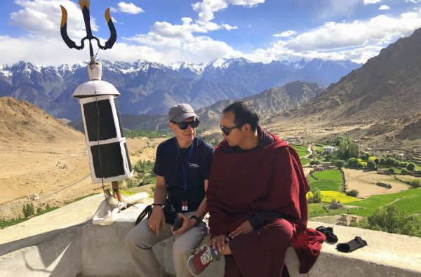 Kelionės vadovas Rytas Šalna ir vietinis gidas - praktikuojantis budistų vienuolis