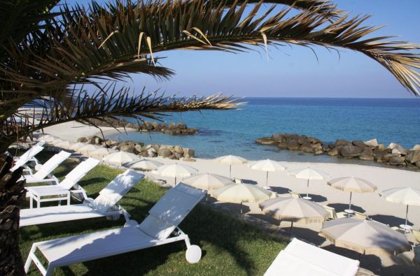 KALABRIJA.Ciao Bella! Atraskite kitokią Italiją. Piečiausioje dalyje - įspūdingos uolos, žydri ir ypatingai švarūs paplūdimiai. Skrydis, 7n. 4* viešbutyje VILLAGGIO CALA DI VOLPE su pusryčiais ir vakarienėmis!