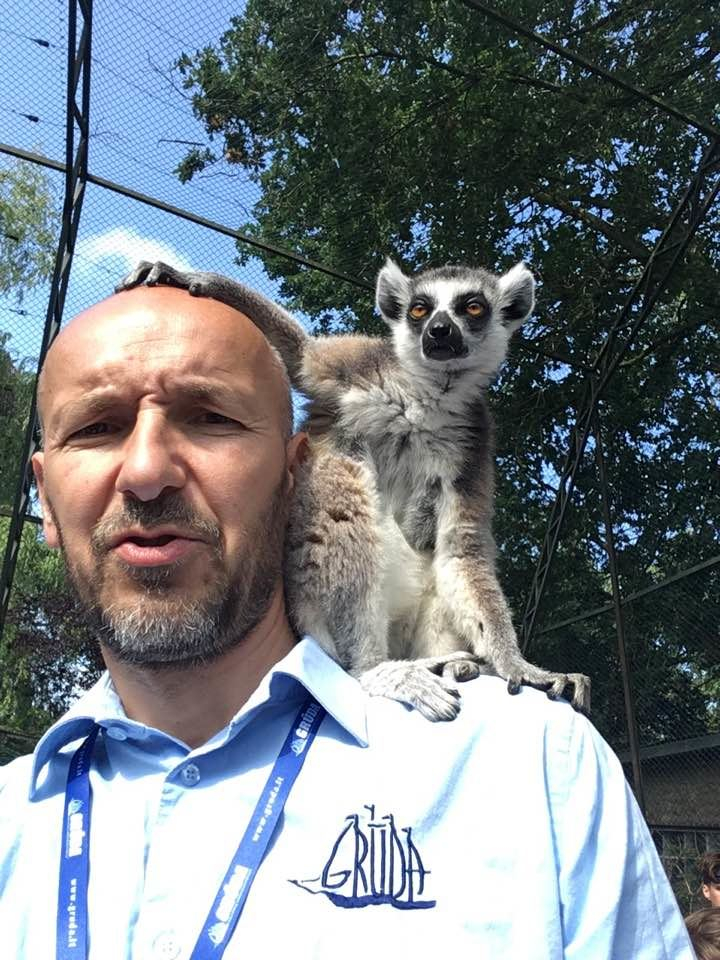 kelionių gidas su lemūru